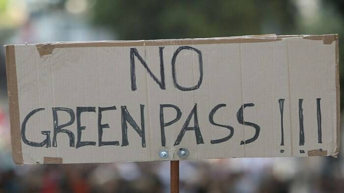 No Green pass, in 3mila senza mascherina al Circo Massimo per dire basta al certificato verde