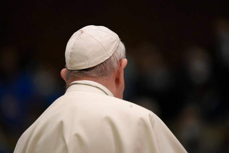 Papa Francesco con un forte dolore al ginocchio: salta la visita a Firenze