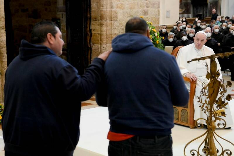 Assisi, il Papa abbraccia i poveri: “E’ il tempo di ridare loro dignità e parola”