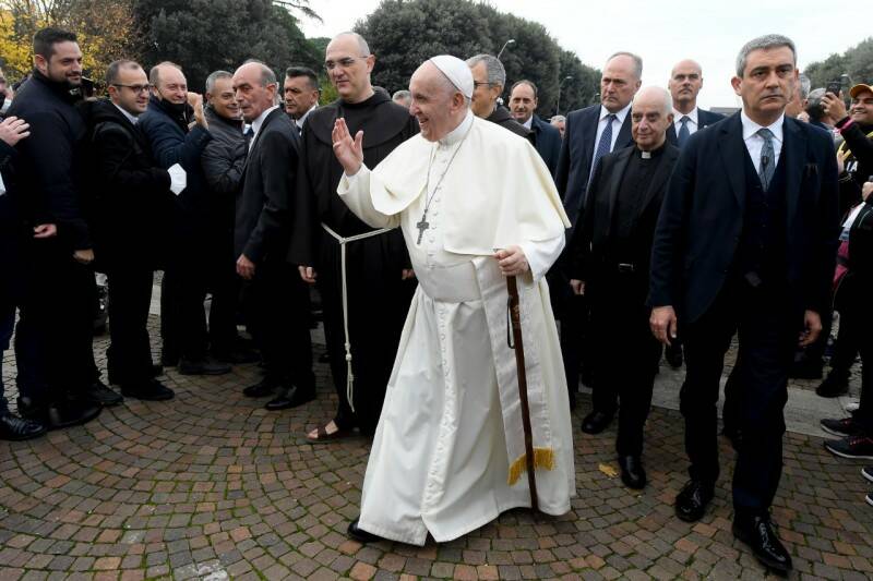 Assisi, il Papa abbraccia i poveri: “E’ il tempo di ridare loro dignità e parola”