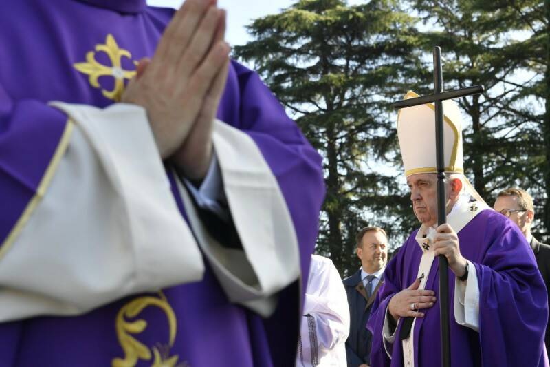 2 novembre, il Papa in preghiera tra le tombe dei militari: “Queste pietre gridano pace”