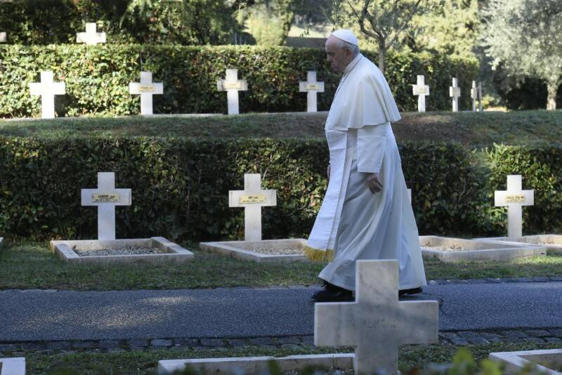 2 novembre, il Papa in preghiera tra le tombe dei militari: “Queste pietre gridano pace”