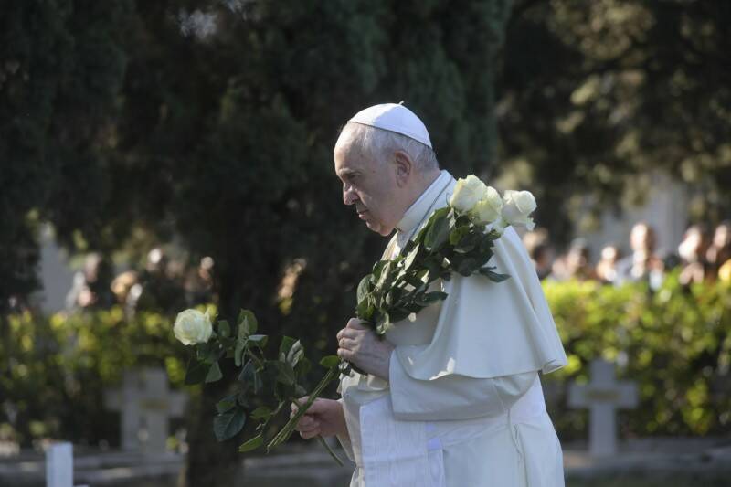 2 novembre, il Papa in preghiera tra le tombe dei militari: “Queste pietre gridano pace”