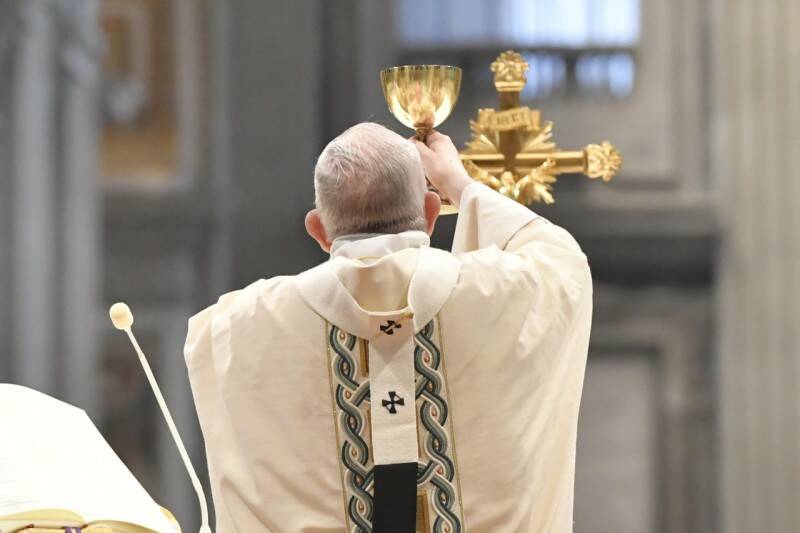 La decisione del Papa: la riduzione degli oneri delle messe è riservata al Vescovo