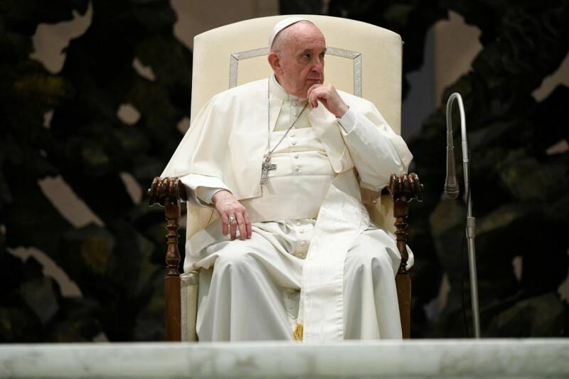 Papa Francesco e il dolore al ginocchio che non passa: “Il medico mi ha detto di non camminare”