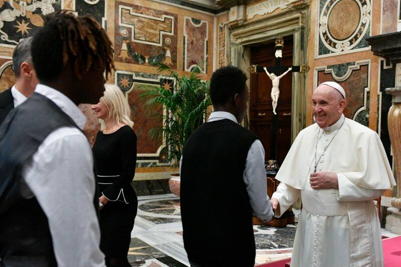 Migranti, il monito del Papa: “Se integrati aiutano a respirare l’aria che rigenera unità”