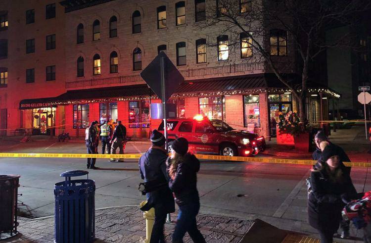 Parata di Natale finisce in tragedia negli Usa, Suv travolge 40 persone: 5 morti