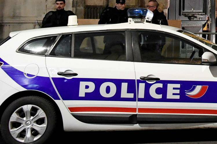Francia, torna l’incubo terrorismo: poliziotto accoltellato “in nome di Maometto”