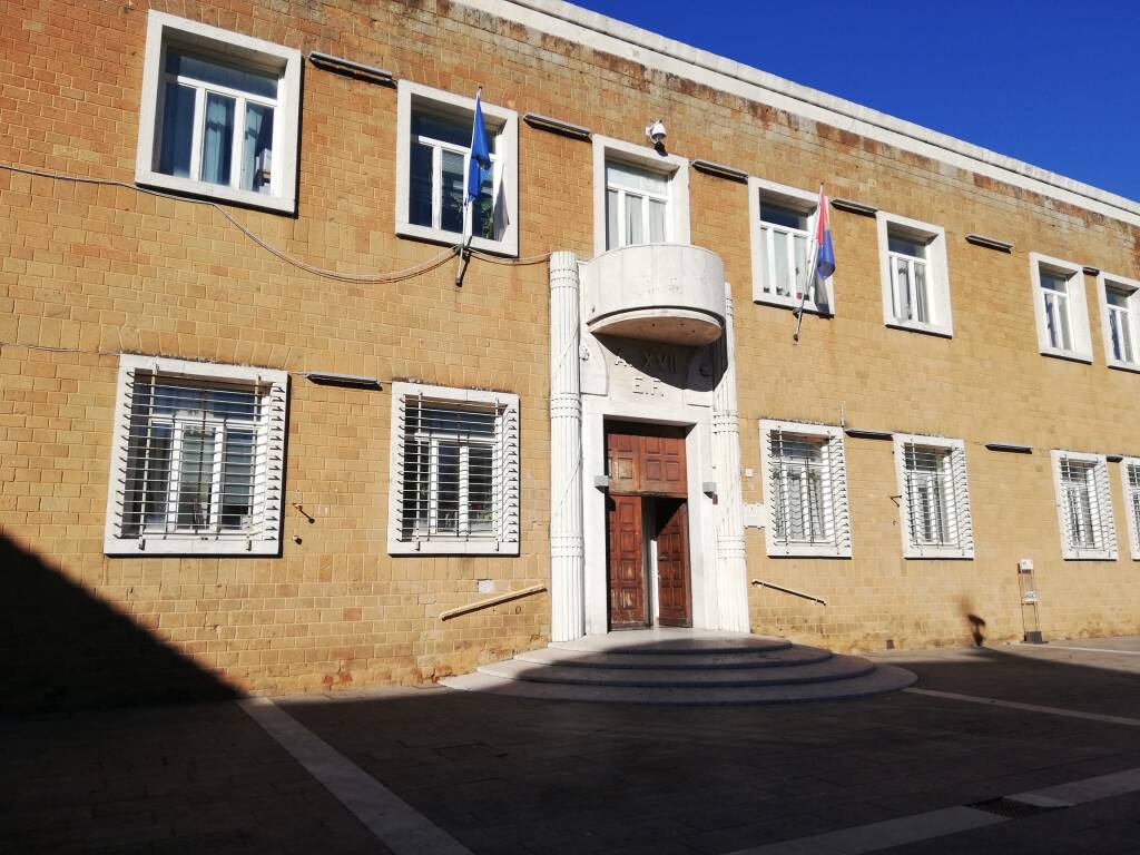 Pomezia, completate le indagini strutturali sul balconcino della Polizia locale