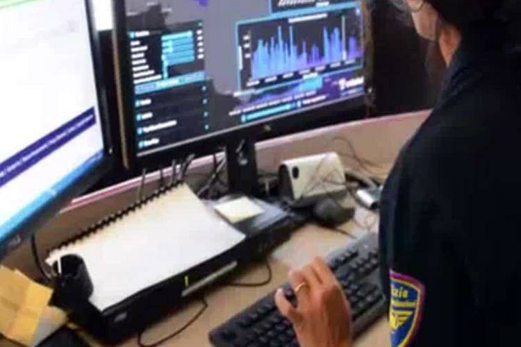 Truffe online, l’allarme: “Attenzione ai falsi messaggi con il logo della polizia”