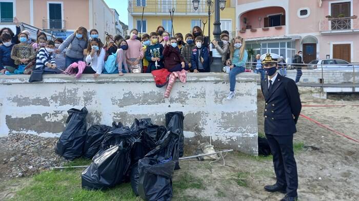 Ponza: studenti e sub ripuliscono le spiagge e il porto dai rifiuti
