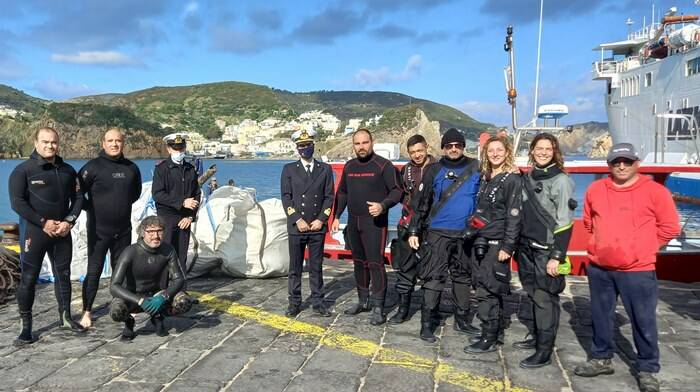 Ponza: studenti e sub ripuliscono le spiagge e il porto dai rifiuti