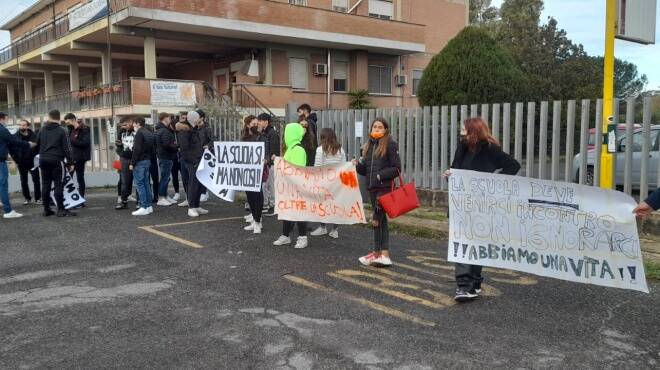 Acilia, gli studenti del Carlo Urbani scendono in piazza: “Condizioni invivibili”