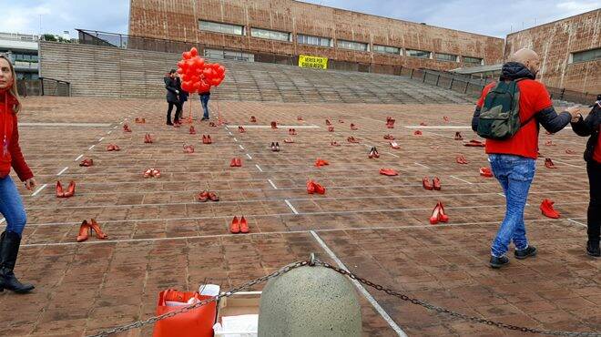 Scarpe rosse sul Comune di Fiumicino: un flash mob contro la violenza sulle donne