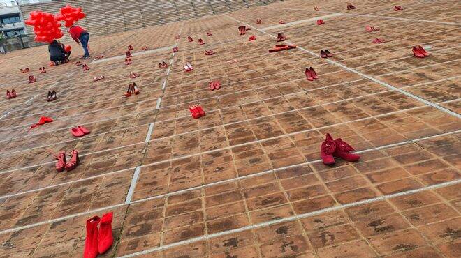 Scarpe rosse sul Comune di Fiumicino: un flash mob contro la violenza sulle donne