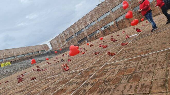 Scarpe rosse sul Comune di Fiumicino: un flash mob contro la violenza sulle donne