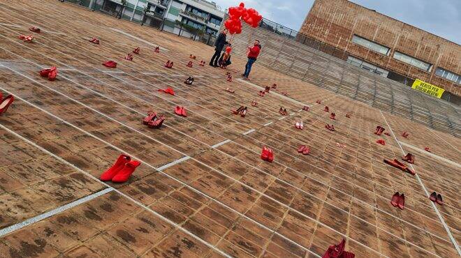 Scarpe rosse sul Comune di Fiumicino: un flash mob contro la violenza sulle donne