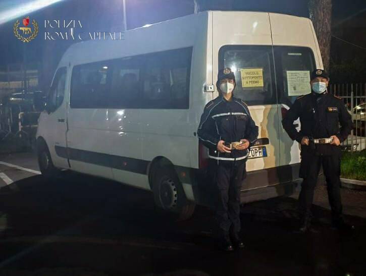 Roma, svolgeva servizio di scuolabus in forma abusiva, fermato dalla Polizia Locale