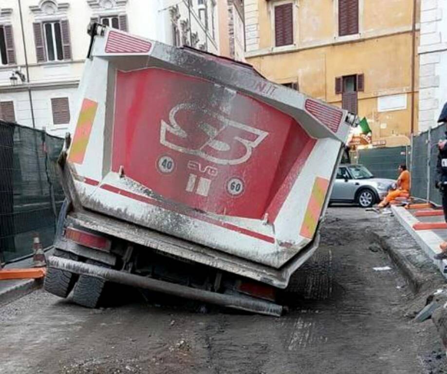 La strada cede nel centro di Roma: autocarro sprofonda in una voragine al Pantheon