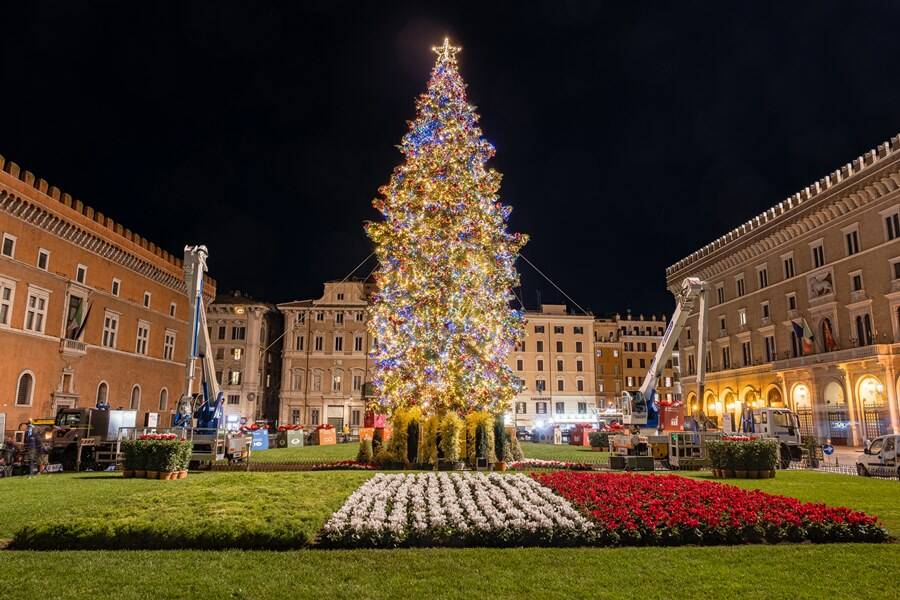 Natale 2021 a Roma, si accendono l&#8217;albero di piazza Venezia e le luci su via del Corso