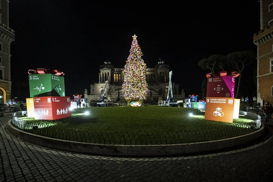 Natale 2021 a Roma, si accendono l’albero di piazza Venezia e le luci su via del Corso