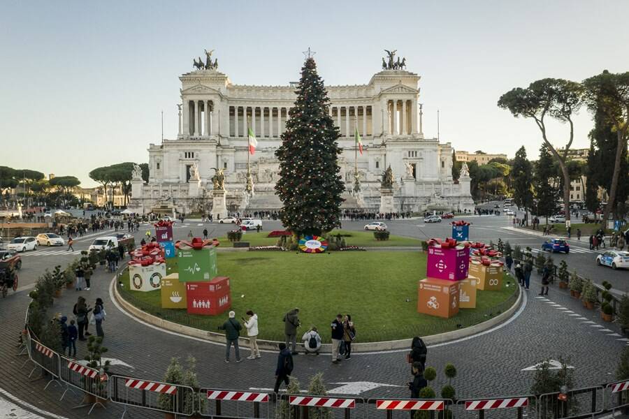Natale 2021 a Roma, si accendono l&#8217;albero di piazza Venezia e le luci su via del Corso