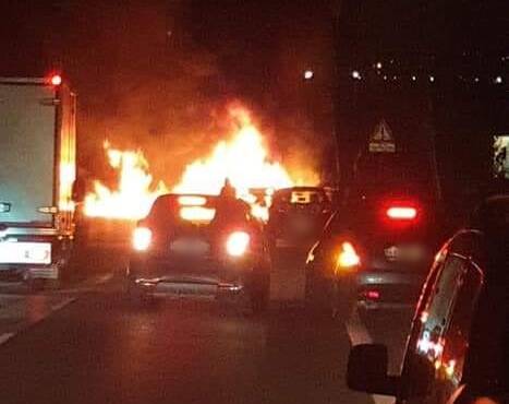Auto in fiamme sulla Colombo: traffico paralizzato verso Ostia