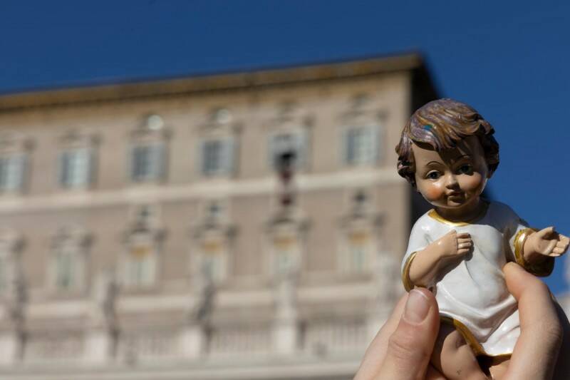 Il Papa benedice i Bambinelli, Francesco: “Prepariamoci al Natale pensando agli altri”