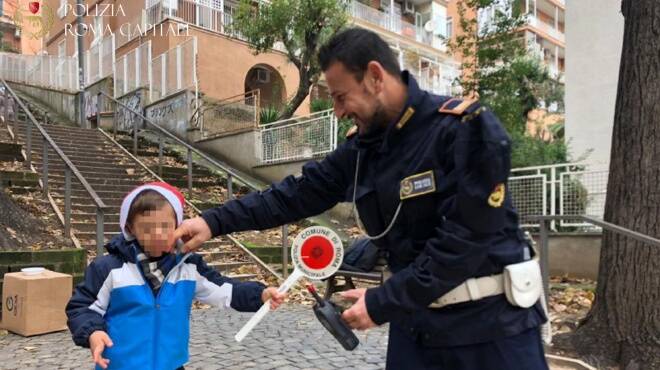 Roma, bambino si allontana dalla mamma e si perde per strada: ritrovato dalla Polizia Locale