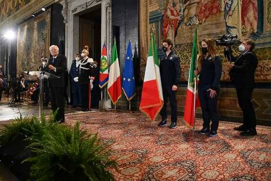 Mattarella consegna il Tricolore a Bertagnolli: “Voglia di raccontarsi alle Paralimpiadi..”