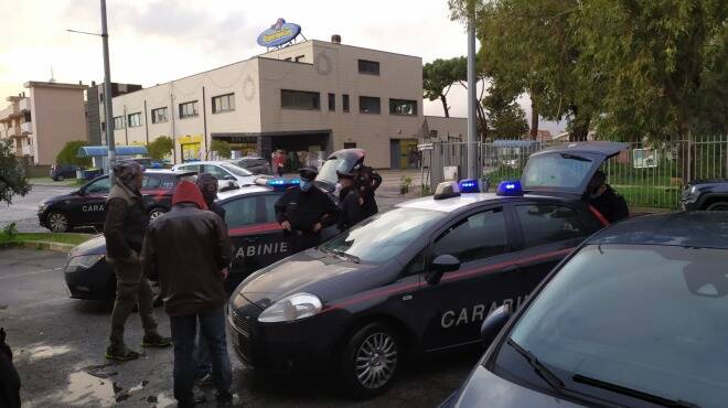 Droga e irregolarità nei bar di Tor San Lorenzo: scatta il maxi blitz dei Carabinieri