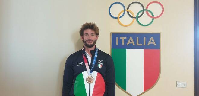 Bruno Rosetti riceve la medaglia di bronzo di Tokyo, per la finale del 4 senza