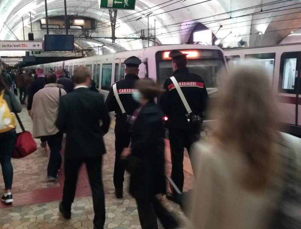 Roma, tenta di rubare lo smartphone a una turista che saliva in metro: beccato