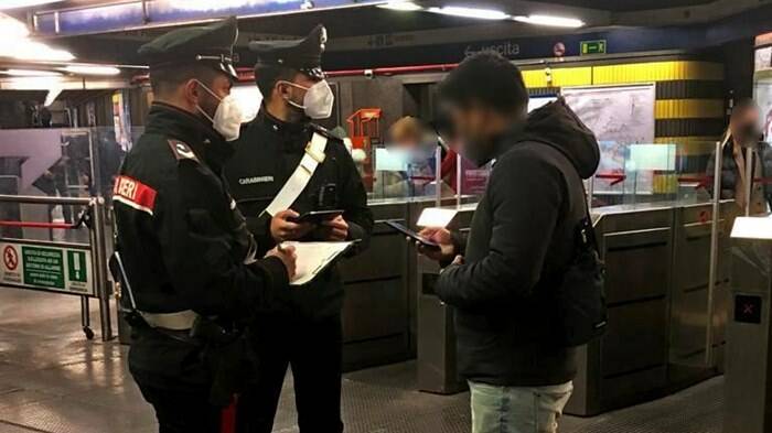 “Vi dovrebbero fucilare”: insulti ai carabinieri che controllano il Green pass sui mezzi pubblici