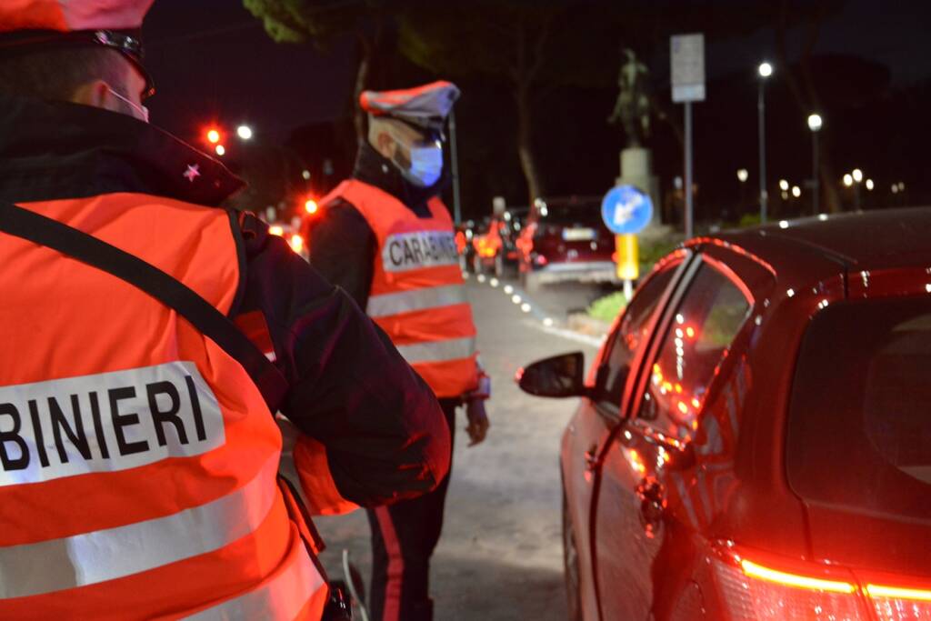 Roma, clochard provoca il panico incendiando copertoni di auto in strada: arrestato