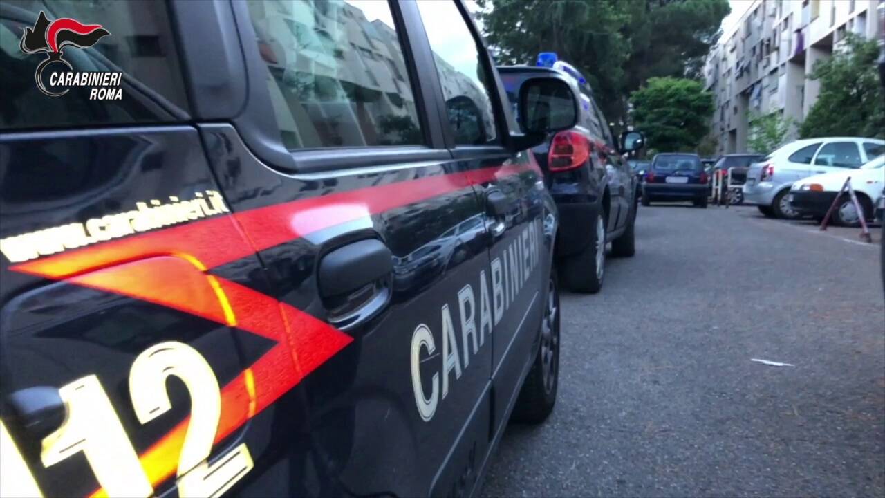 Roma, sorpreso in casa a rubare aggredisce i proprietari: in manette 32enne