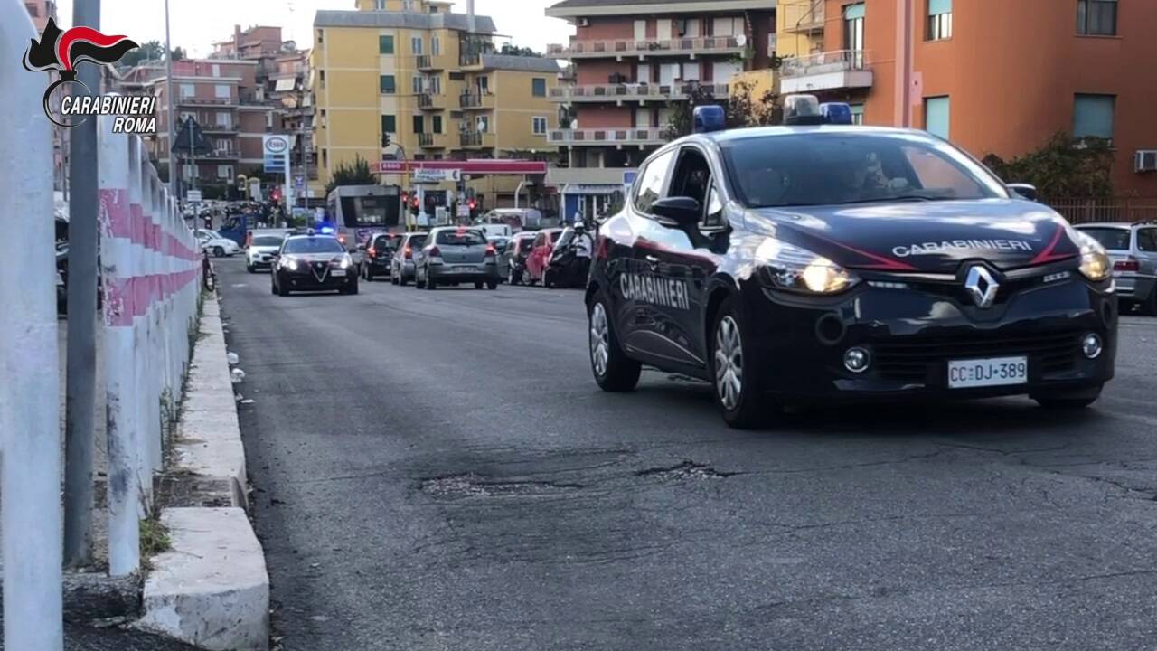 Roma, litiga con la mamma e la prende a pugni: 23enne in manette