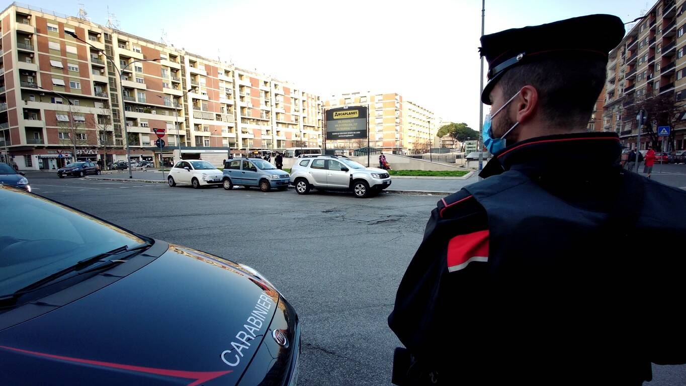 Roma, spilla oltre 15mila euro all’anziano che accudisce: smascherata badante infedele