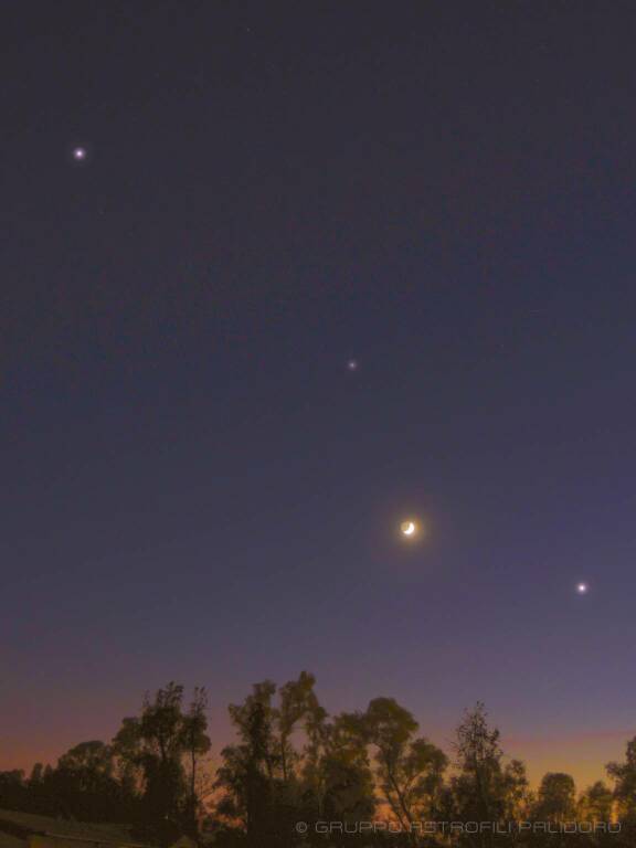La grande congiunzione Giove-Saturno-Luna-Venere nei cieli del litorale romano