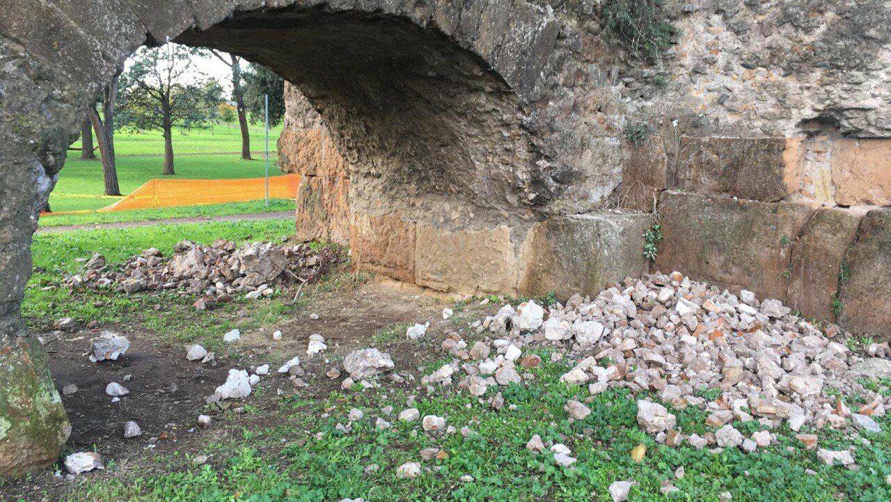 Roma, crolla il pinnacolo dell’Acquedotto Marcio: transenne al Parco degli Acquedotti
