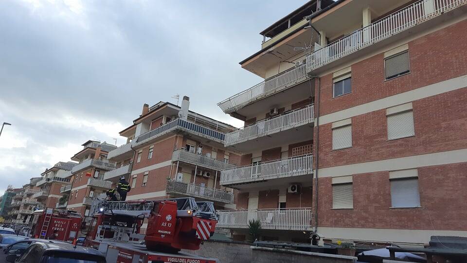 Ostia, crolla la ringhiera di un balcone: tragedia sfiorata in via Enea Picchio