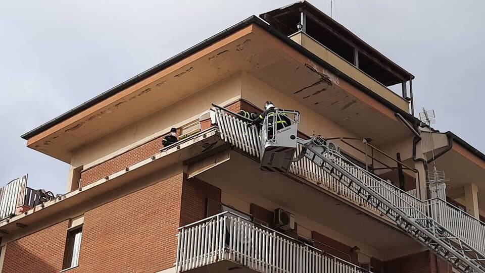 Ostia, crolla la ringhiera di un balcone: tragedia sfiorata in via Enea Picchio