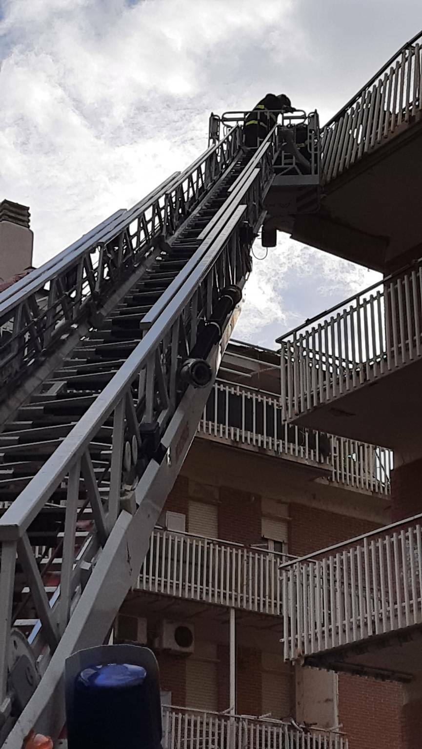 Ostia, crolla la ringhiera di un balcone: tragedia sfiorata in via Enea Picchio