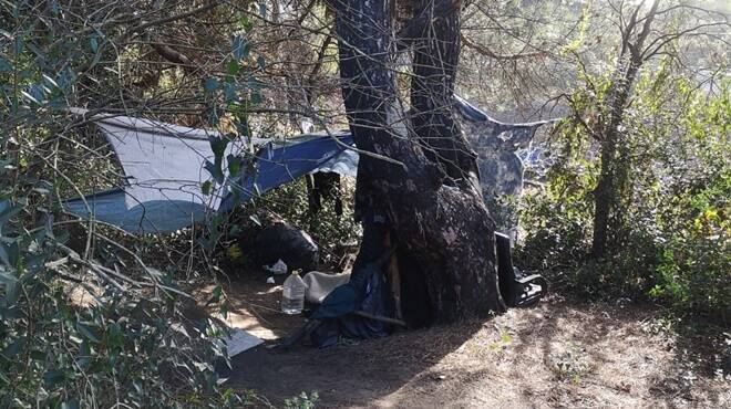 L’allarme degli ecologisti: “La Pineta di Castel Fusano si è trasformata in una discarica”