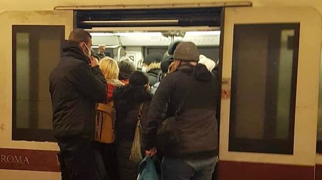 Roma-Lido, il terzo treno fuori uso per tre giorni. AssoTutela: “Situazione improponibile”