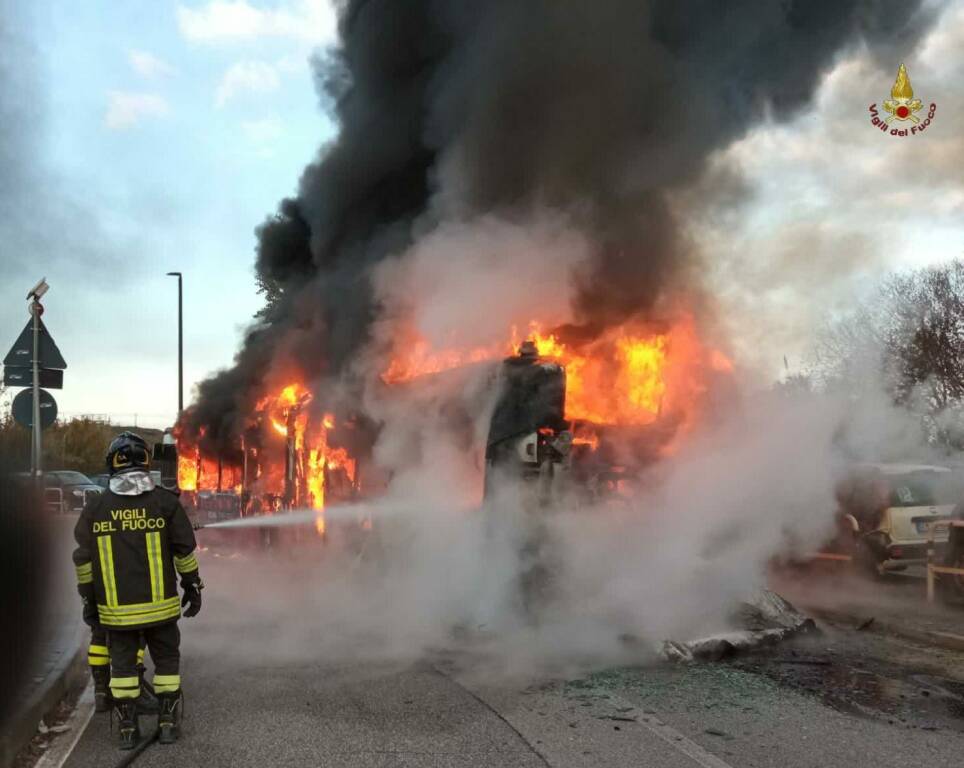 Roma, ancora flambus: mezzo dell’Atac prende fuoco a viale Oxford