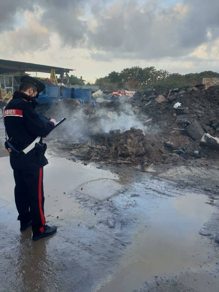 Tragliatella, sorpresi a bruciare un grosso cumulo di rifiuti pericolosi: arrestati