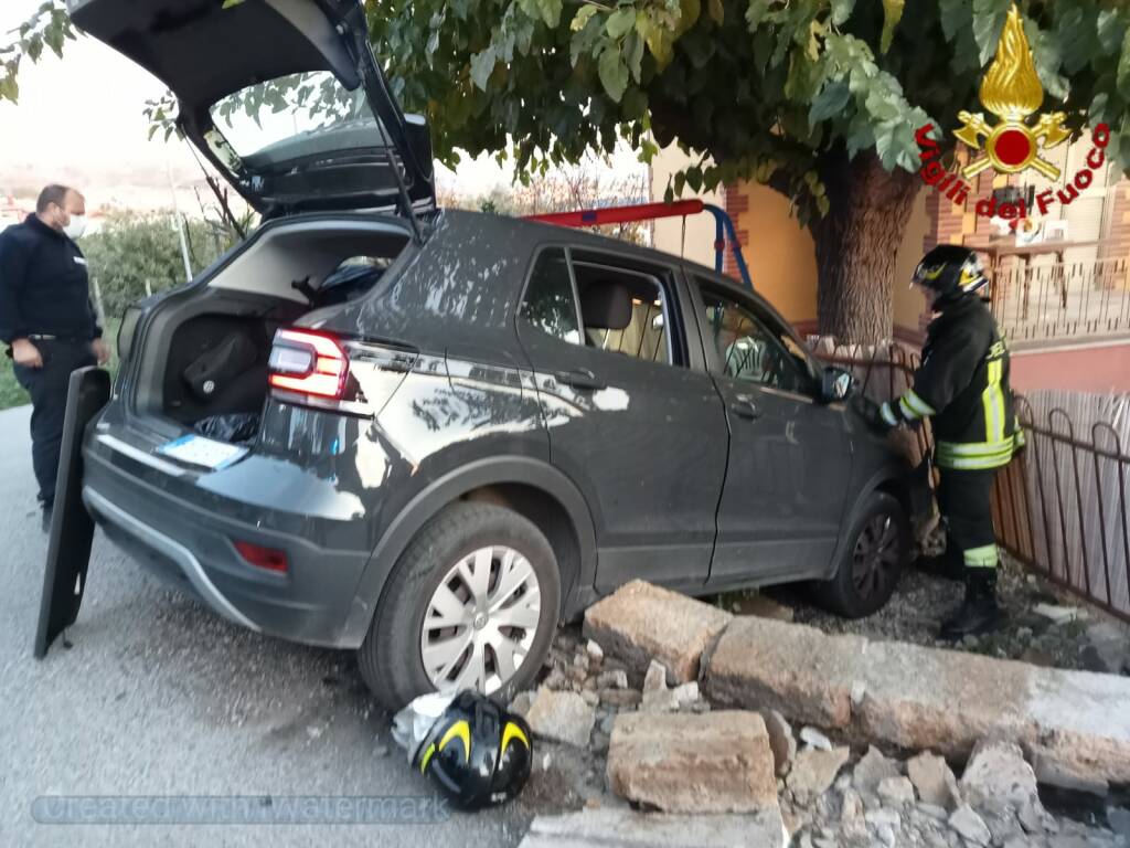Santa Marinella, auto impazzita in via Valdambrini: sfonda un muro di cinta
