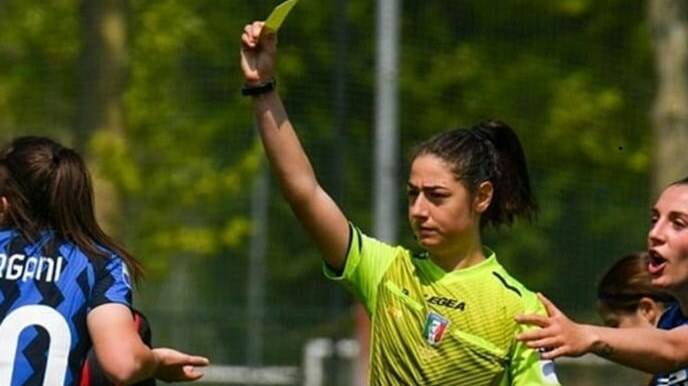 Ferrieri Caputi nella storia: è la prima donna ad arbitrare una squadra di Serie A