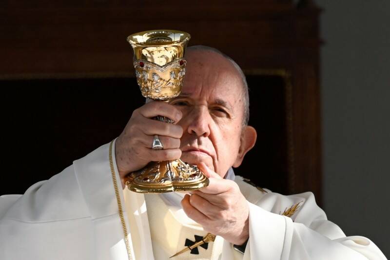Messa in latino, il Vaticano: “Basta divisioni”. E il Papa conferma le restrizioni sul rito antico